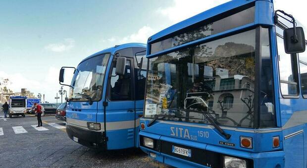 Covid a Napoli, salgono in troppi sul bus: è caos tra ressa e urla