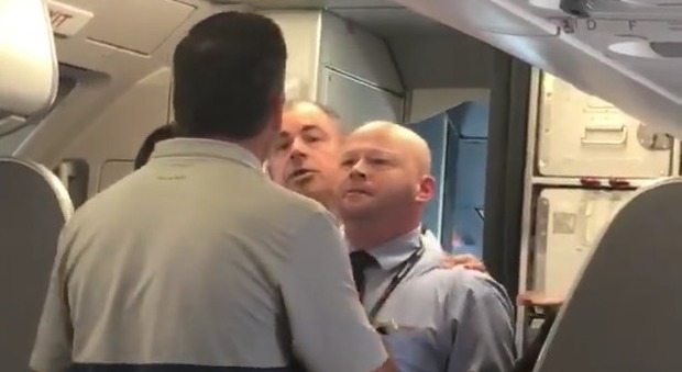 Rissa sfiorata su un volo dell'American Airlines, steward colpisce con un passeggino una donna e un bimbo
