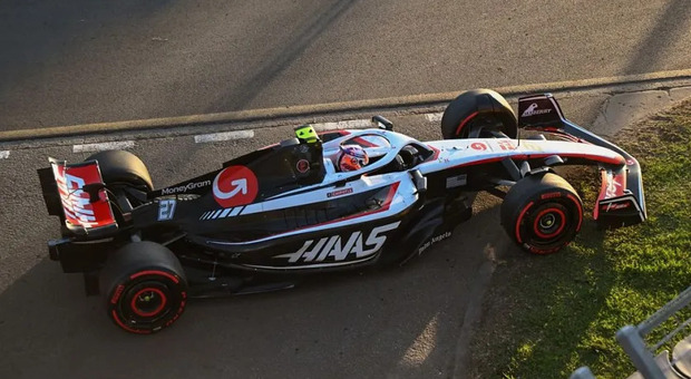 l’auto guidata da Nico Hulkenberg della Haas che era parcheggiata all’uscita della seconda curva prima dell'invasione dei tifosi