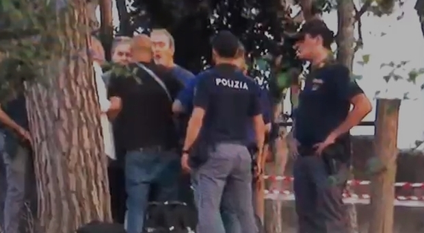 Agguato a Roma, gli amici della vittima contro i giornalisti: «Andate via infami»