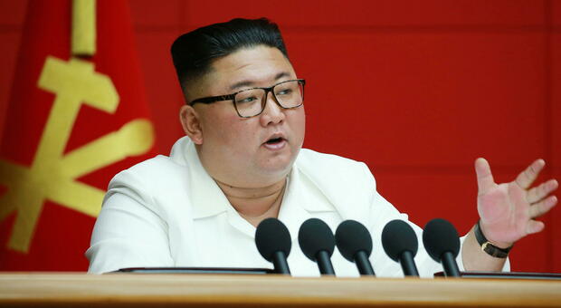 Corea del Nord, Kim Jong-un riappare in pubblico per una riunione su Covid e tifone Bavi