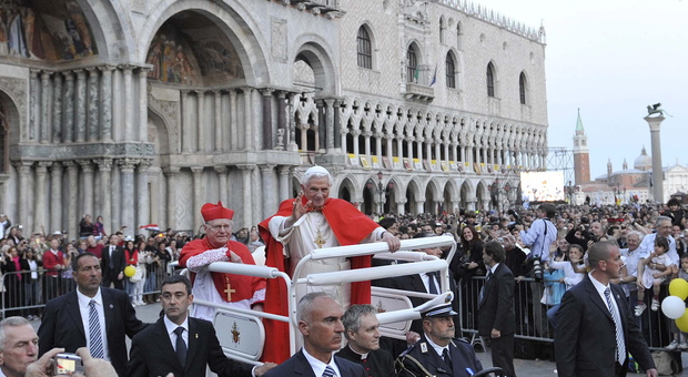 Papa Benedetto XVI a San Marco nel 2011 sulla papamobile con alla guida il vigile Francesco Martucci