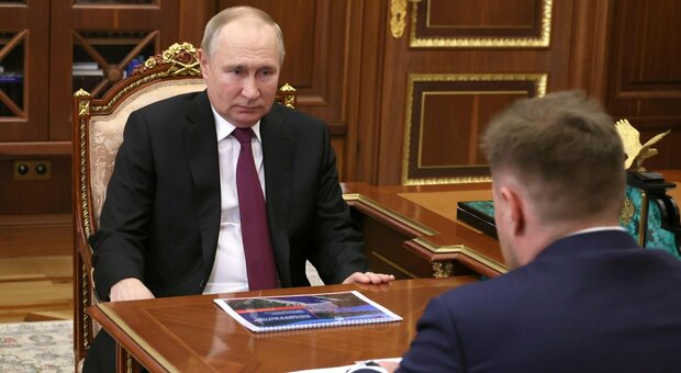 Putin, mossa anti tradimento: nessuno può lasciare Mosca (e la Russia). Le auto sanzioni a funzionari e vertici