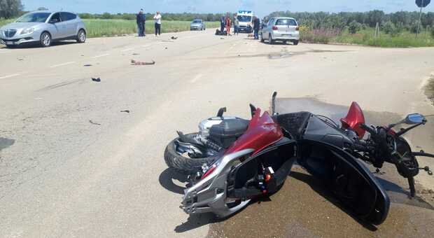 Incidente stradale sulla circonvallazione: scontro tra auto e due moto, un ferito