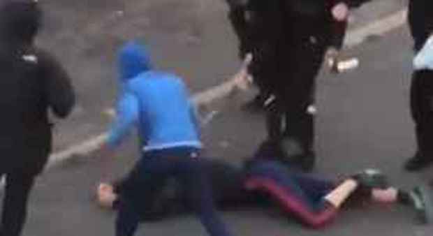 Francia, 17enne pestato da banda di ragazzi nella periferia di Parigi: video choc