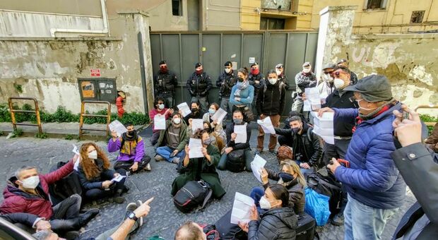 Napoli, la protesta dei lavoratori dello spettacolo: «Noi esclusi anche dai bonus»
