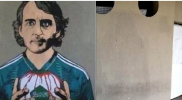 Roberto Mancini che regge il pallone insanguinato: cancellato il murales nella biglietteria di San Siro