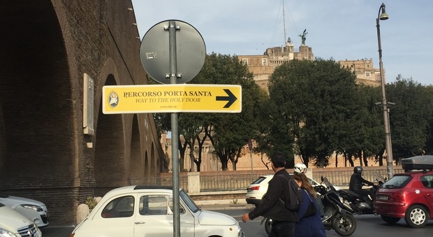 Roma ancora piena di cartelli del Giubileo. Ma la Porta Santa è chiusa da 5 mesi