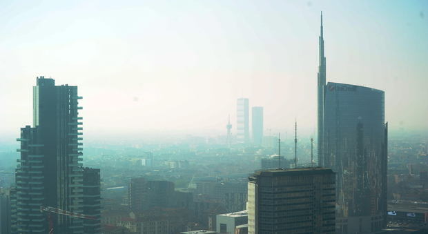 Nessuna tregua per i polmoni dei milanesi anche ieri smog alto (foto Ansa)
