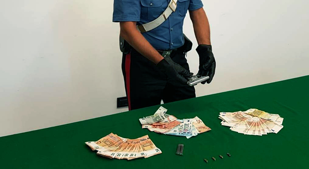 Sullo scooter con una pistola carica e una grossa somma di denaro: 2 arresti a Castellammare