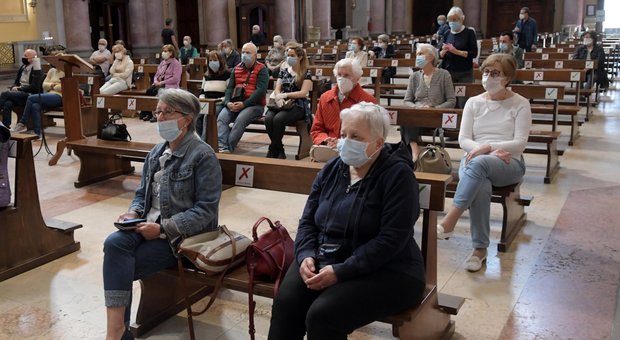 Vanno in chiesa per la messa pochi giorni dopo la riapertura: 40 contagiati, sei in ospedale