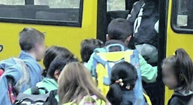 Covid a Napoli: è allarme distanze sugli scuolabus abusivi: «Task force di vigili»