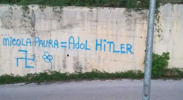 Scritte choc sui muri, il sindaco di San Gregorio paragonato a Hitler
