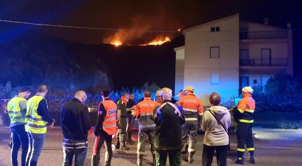Maxi-incendi in Sardegna, in fuga dalle case e dal resort