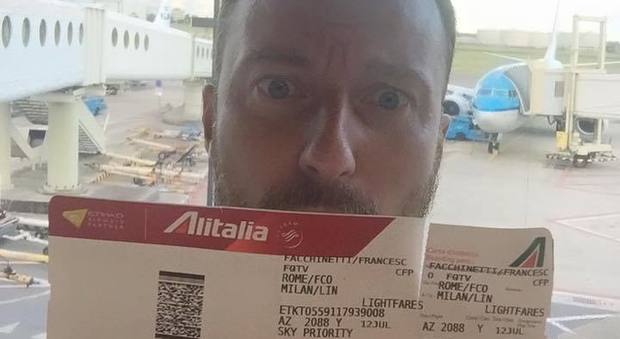 Francesco Facchinetti in viaggio per Milano. Si addormenta in volo, si ritrova ad Amsterdam