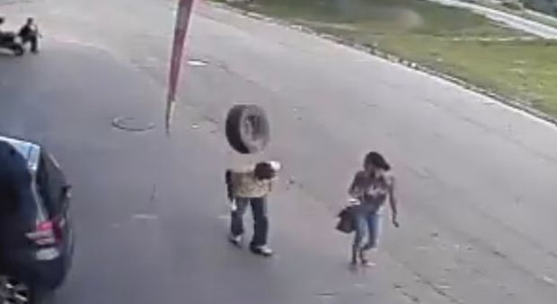 Brasile, lo pneumatico lo colpisce in testa mentre cammina: il video choc