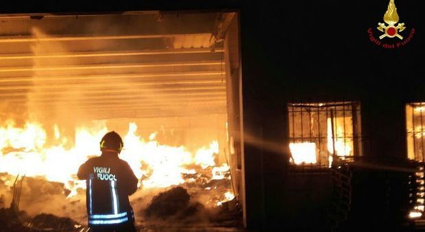 Incendio doloso appiccato nella notte: distrutta fabbrica di lamiere