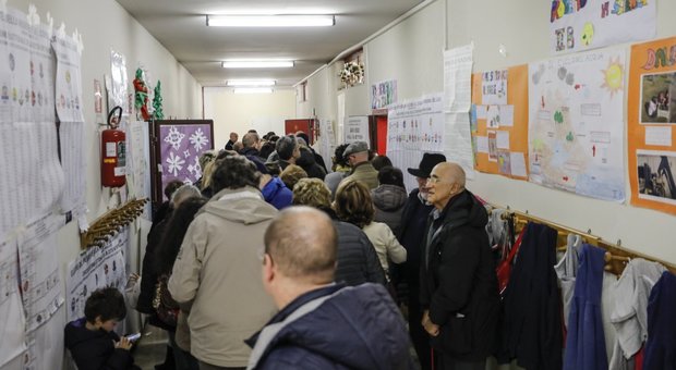 Elezioni, lunghe code ai seggi a Roma e Milano