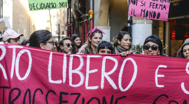 Manifestazione pro aborto davanti al Centro culturale S. Maria delle Grazie di Mestre