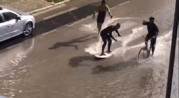 San Benedetto, surf e bici in mezzo alla strada dopo la bomba d'acqua