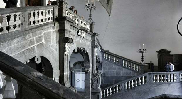 Racket per i lavori a Palazzo Serra di Cassano