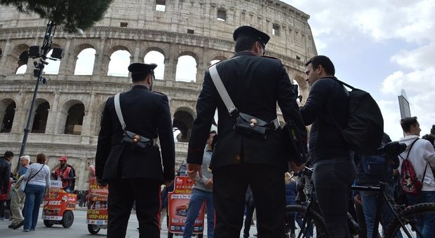 Roma, tentavano di scassinare la porta di un appartamento in centro: presi due baby ladri rom