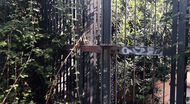 Chiuso, vandalizzato e abbandonato: lo scempio del parco di San Pietro a Patierno