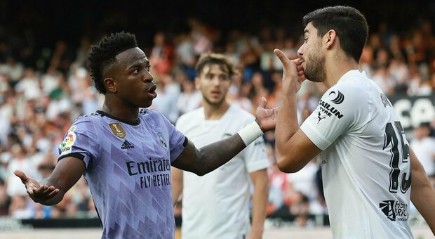 Vinicius, insulti razzisti in Valencia-Real Madrid: match sospeso e rissa. Ancelotti: «Urlavano "scimmia"»