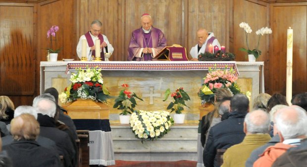 Omicidio di Viterbo: «Chi ha sbagliato capisca il suo errore», l'omelia del vescovo Lino Fumagalli durante i funerali