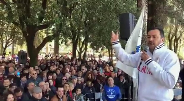 Grembiule obbligatorio a scuola, Salvini: «Così tutti i bambini sono uguali»