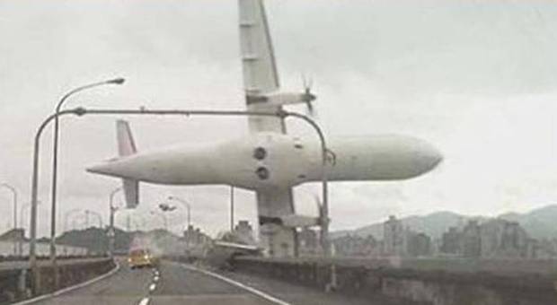 Taiwan, aereo cade nel fiume dopo il decollo: almeno 26 morti, 17 dispersi