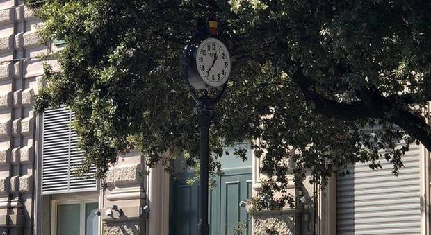 Napoli - Mancava da anni. Ritorna in città l'undicesimo storico orologio della città di Napoli, splendido esempio di arredo urbano di inizio 900