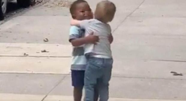 I due bambini si corrono incontro per abbracciarsi, il tenero video fa sciogliere il web