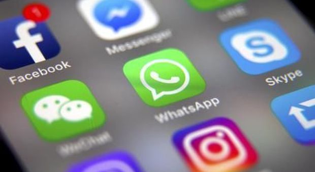Whatsapp addio a Windows Phone. A rischio anche iPhone e Android: la chat istantanea sparisce da molti cellulari.