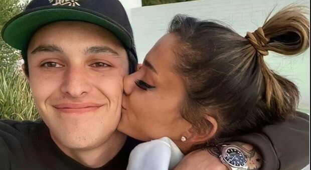 Ariana Grande e Dalton Gomez divorziano dopo due anni di matrimonio? Il dettaglio della fede non sfugge ai fan