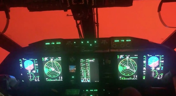 Il volo surreale sull'Australia devastata dagli incendi: cielo rosso fuoco avvolto dal fumo