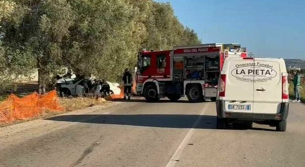 Incidente a Taranto, morti due giovani fidanzati in una collisione fra 4 auto: c'è anche un ferito grave