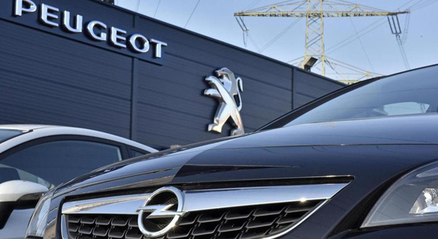 Gli stemmi Peugeot e Opel