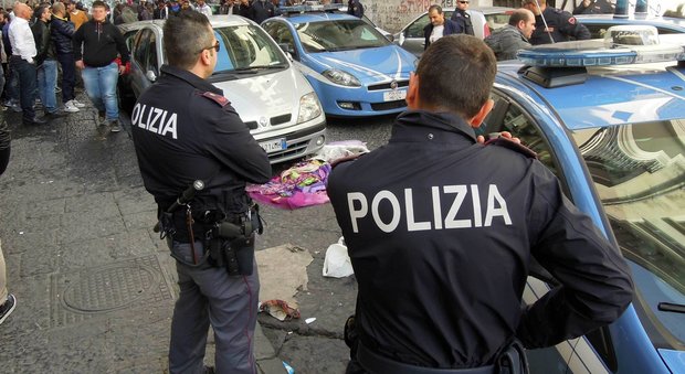 Napoli, extracomunitari assalgono volante della polizia per evitare controllo a connazionale: tre arresti