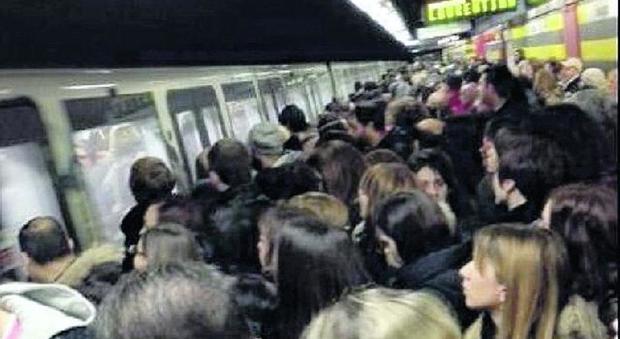 Roma, cadde sotto la metro B durante l'evacuazione: «Ora sono invalida»