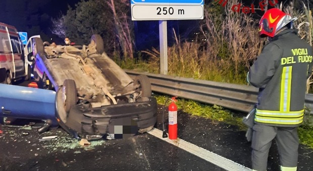 Pescara, maxi incidente con 4 auto, due ribaltate: il bilancio