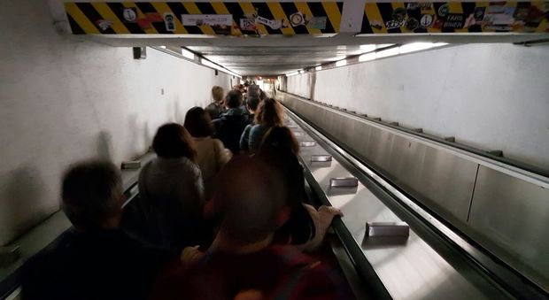 Roma, scale mobili in tilt alla metro Barberini: passeggeri in fila