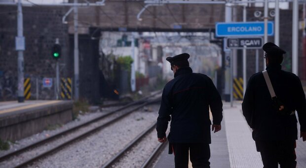 Stazione Circum di Ercolano, un uomo privo di mascherina e Green pass cerca di eludere i controlli: denunciato