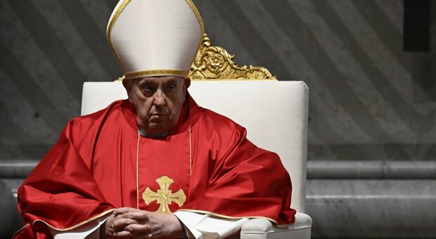 Papa Francesco non partecipa alla Via Crucis, il Vaticano: «A riposo in vista della Veglia di domani e della Messa di domenica»
