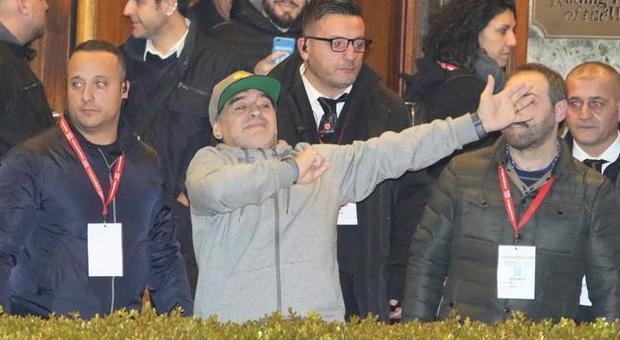 Il gran ritorno di Maradona a Napoli, arrivo alle 21.56: «Vi amo»