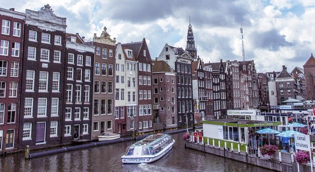 Girare in barca e in sella alla bici tra i canali e le viuzze di Amsterdam