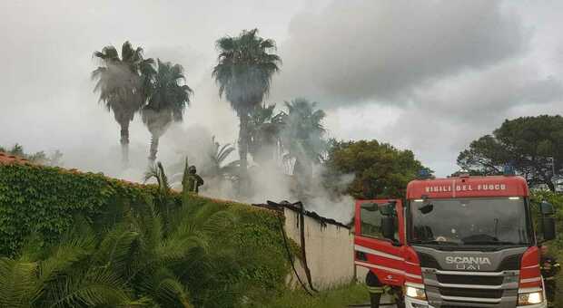 Incendio all'Infernetto, in fiamme il garage di una villa: paura tra i residenti. Colonna di fumo visibile per chilometri