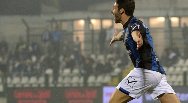 Giuliano Regolanti esulta dopo il gol segnato al "Piola" di Vercelli