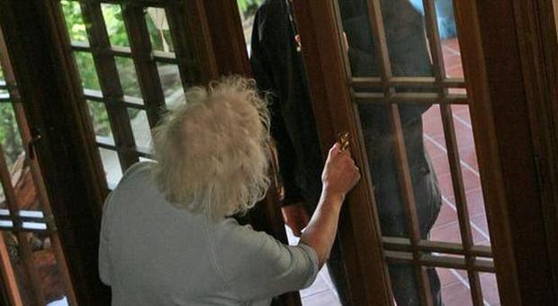 Chiedono informazioni sulla casa in vendita: derubata anziana 85enne