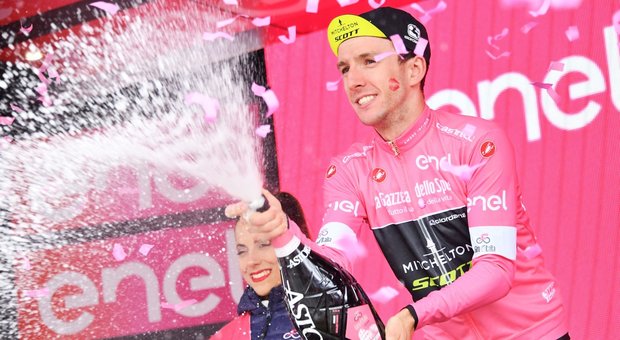 Giro d'Italia, la maglia rosa Yates vince per distacco la tappa di Osimo